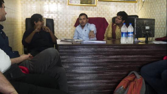 Centre: Irfan Khan community leader in Baiganwadi (Deonar-Govandi), explaining the mosque project to the workshop participants. Left and Right: Rahul Srivastava and Shardul Patil (URBZ/Urbanology).