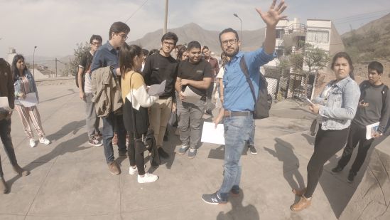 Andres de Urbz Colombia explica las actividades del recorrido