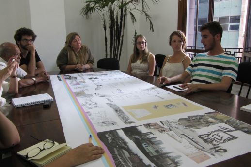 Students show their study to Elisabete França, director of the Secretariat de Habitaçao in Sao Paulo. Left Bhau Korde and Fernando Botton.