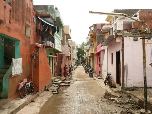 On the left, one of the 60 model houses designed by Doshi in Aranya. On the right a plot in construction. Construction is ongoing in Aranya propelled as everywhere else in India by the housing market boom. 