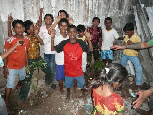 The previous days the kids painted the wall of the URBZ office. They want to paint many more walls in the coming months making their street one of the most beautiful in Mumbai!