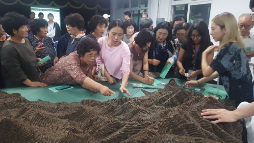 Brainstorming and identifying familiar places on the model.