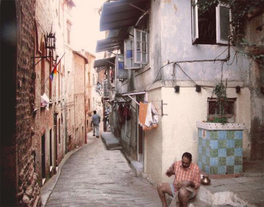 Perugia (Italy) left – Dharavi (Koliwada) right