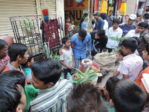 Rafique Bhatkar a young engineer from Shivaji Nagar presents the output of his team to fellow residents. After hearing many residents expressing their interest for plants but also explaining how difficult it was to find diverse plants in the area, the team is thinking about the possibility of creating a mobile shop for Shivaji Nagar.