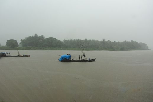 The river is seldom used for the transportation of goods anymore. The boats pictured here are not sailing as much as they are collecting sand from the bottom of the river. This sand is then sent to Mumbai and its region by truck, to be used for construction.