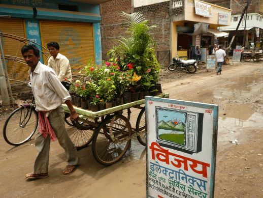 Commercial streets and activities spontaneously emerged in parts of Aranya that were originally intended to be residential. 