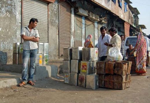 Tins and steel jerry cans for food purposes can be sold after cleaning. The future of such a can is destined by its condition. It returns to the original food factory (the spotless), to a manufacturer of something liquid (the second hand), or to a fuel and oil dealer (the slightly crushed).