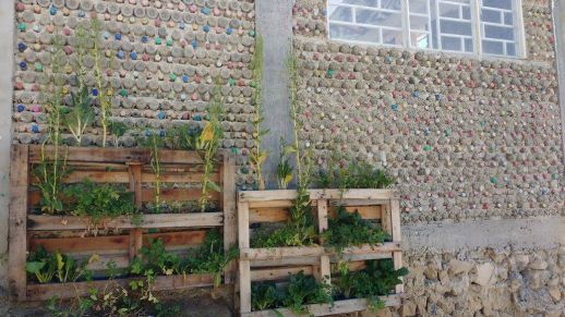 Casa de Botella, Built by Miguel and the community