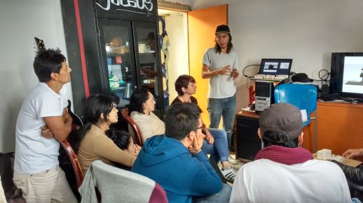 Arquitectura del Oximoron presenting the Cultural Center project to the community