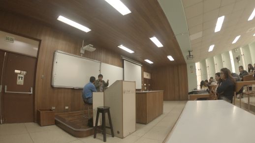 Carlos, lider comunitario explica la evolucion del barrio