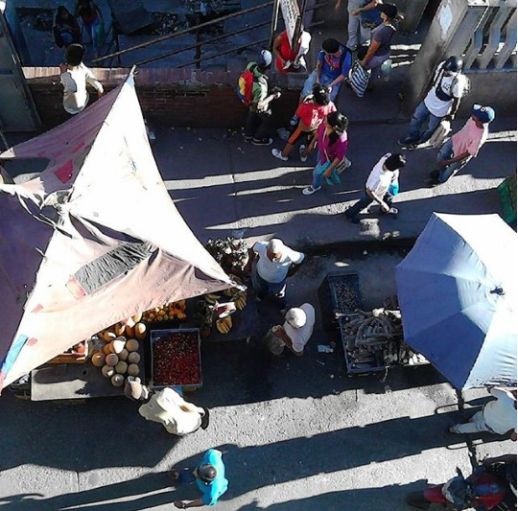 Buhoneros, venezuelan street vendors en the Petare Roundabout