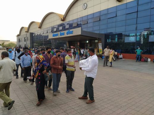 Arun Kunchikor and his team distributing water to migrants at Lokmanya Tilak Terminus. Photo by Arun Kunchikor