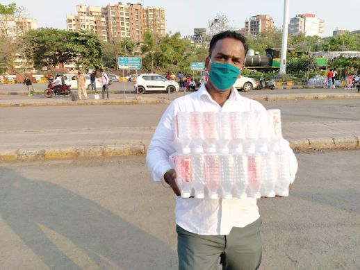 Arun Kunchikor and his team distributing water to migrants at Lokmanya Tilak Terminus. Photo by Arun Kunchikor