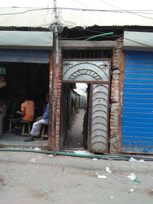 The entrance gateway and corridor to a cluster of houses. 